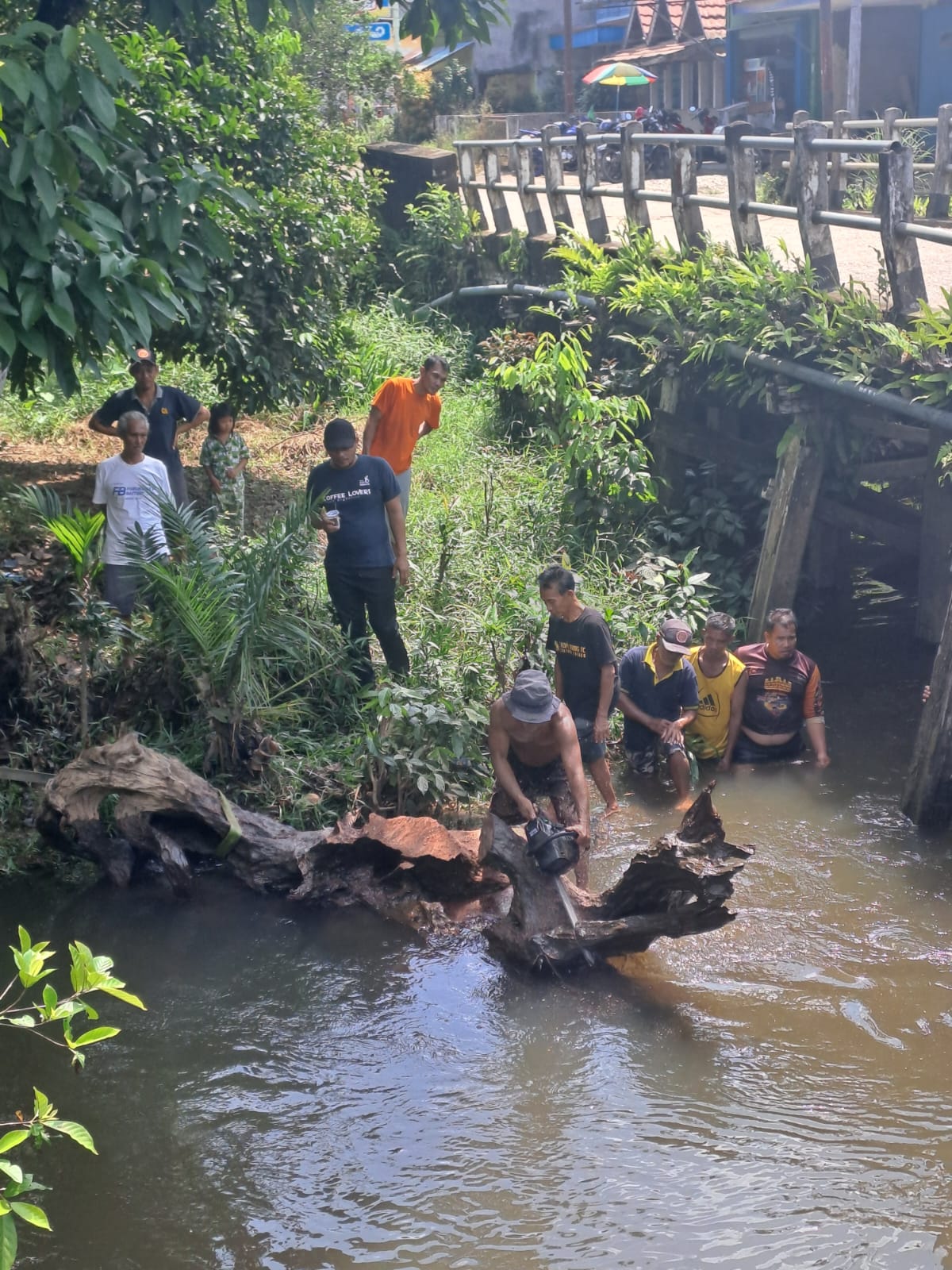 Kepala Desa Hilir, Bapak Ashadi Cahyadi, S.Pd, mengajak warga untuk berpartisipasi dalam kegiatan evakuasi kayu sangkut