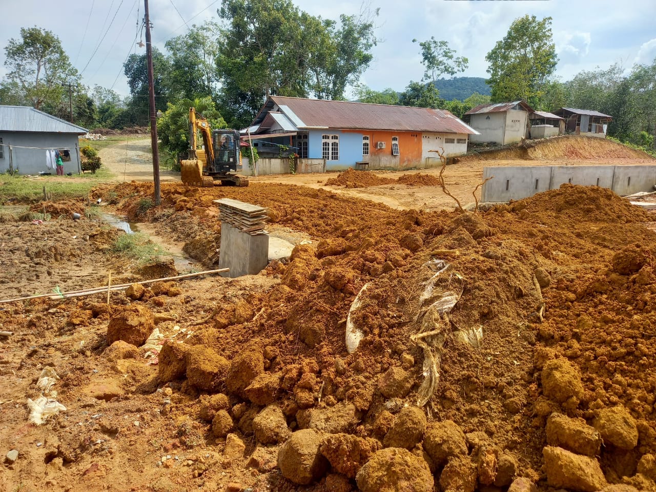Progres penimbunan jalan yang menghubungkan Desa Hilir dengan Dusun Sei. Dara di Desa Cowet