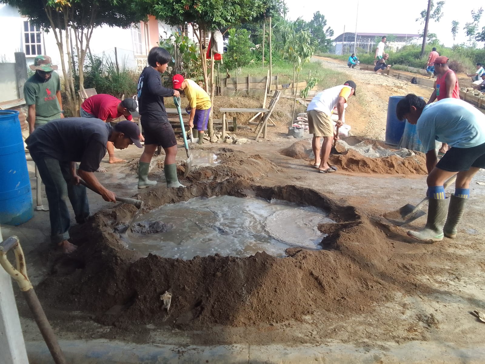 Proses Pembangunan Jalan Rabat Beton di RT 001 Dusun Hilir Berjalan Sesuai Rencana