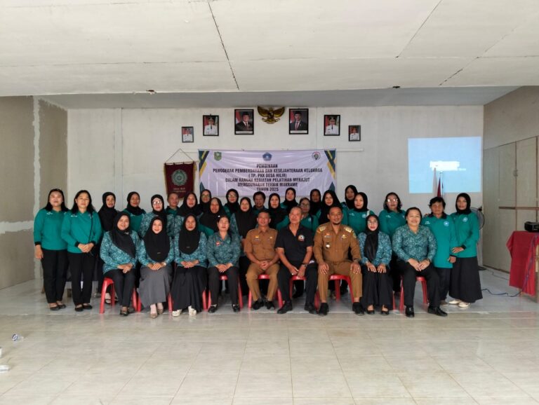 Kegiatan TP-PKK desa Hilir pembinaan merajut Makrame
