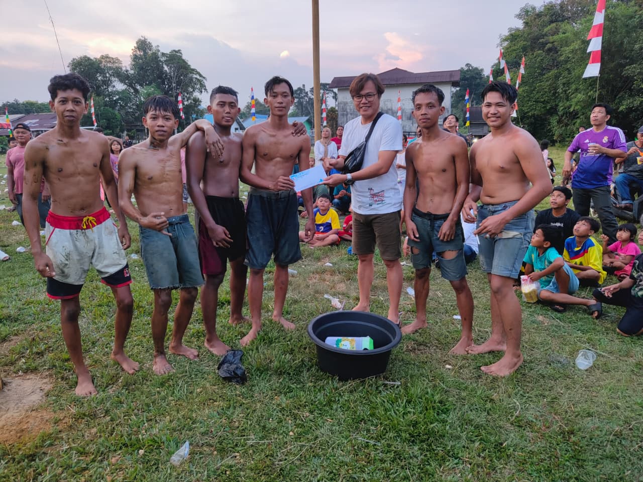 Desa Hilir 17 Agustus 2025 bapak-bapak terima hadiah