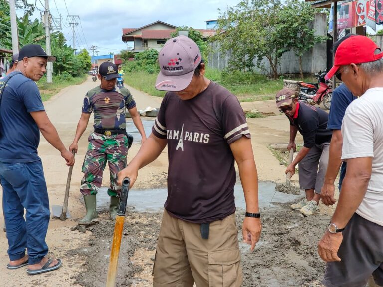 KEPALA DESA HILIR AJAK PERANGKAT DESA DAN WARGA KERJA BAKTI DALAM RANGKA JUMAT BERSIH DI JALAN BUSULIUNG BALAI