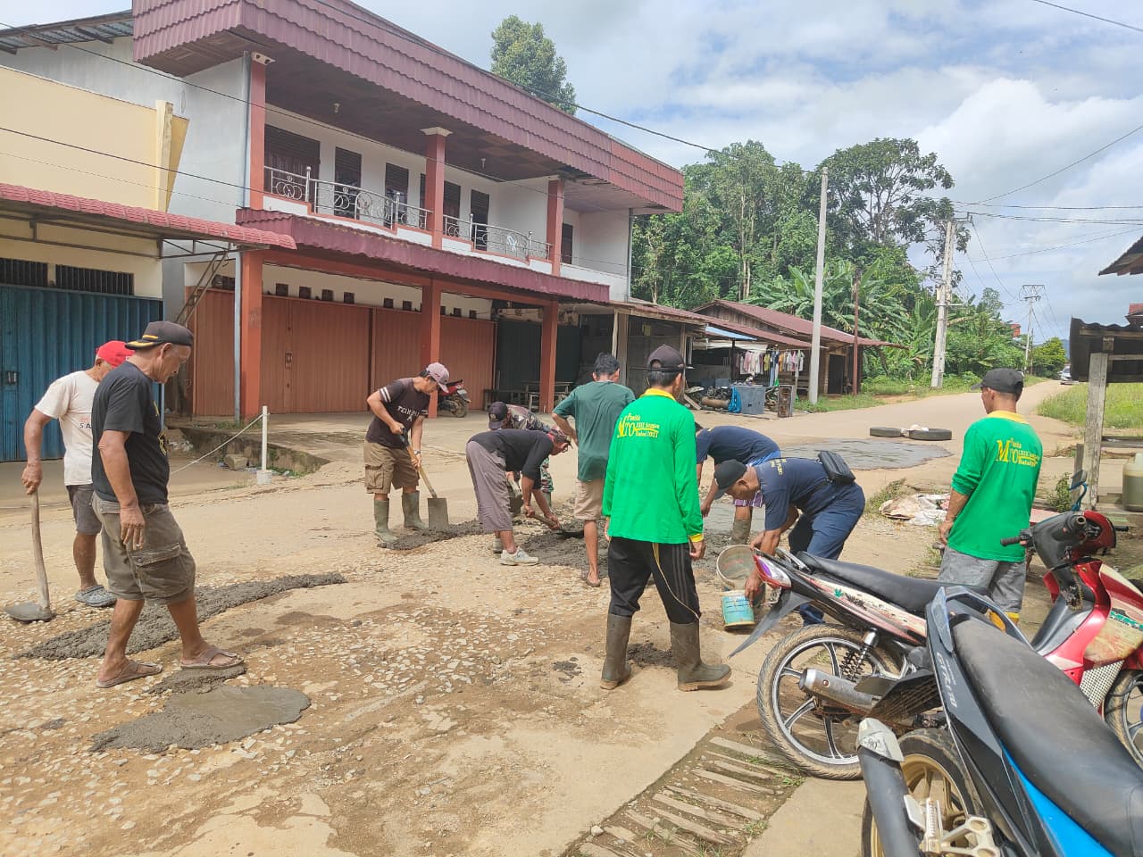 Kerja bakti Desa Hilir di Jalan Busuliung 2