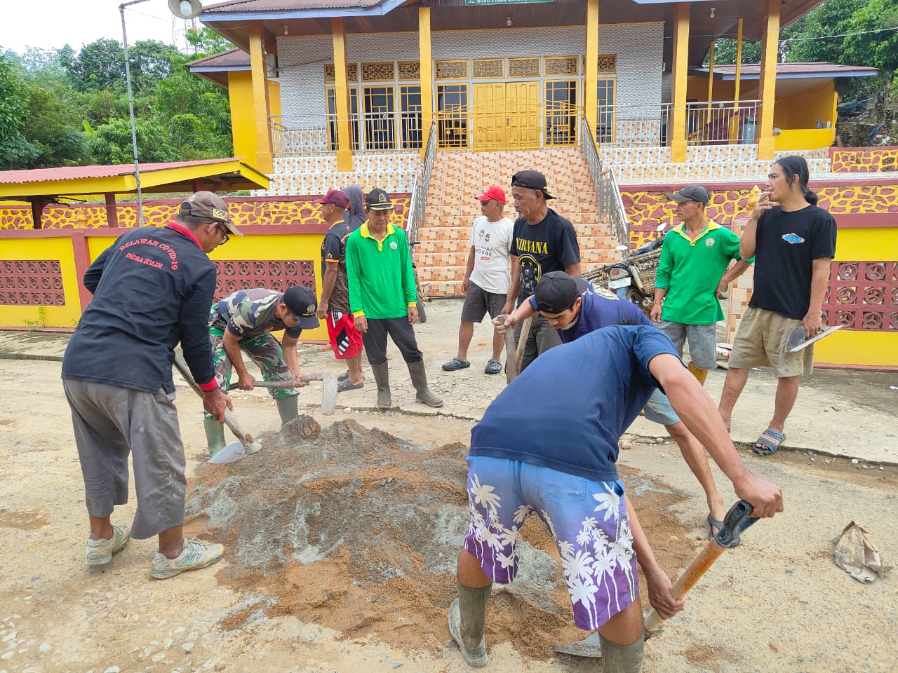 Kerja bakti Desa Hilir di Jalan Busuliung 4