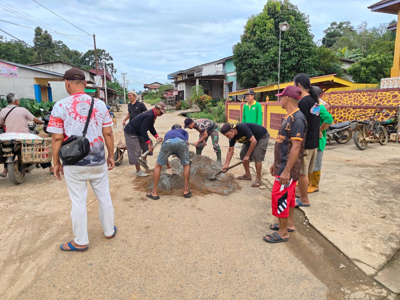 Kerja bakti Desa Hilir di Jalan Busuliung 5