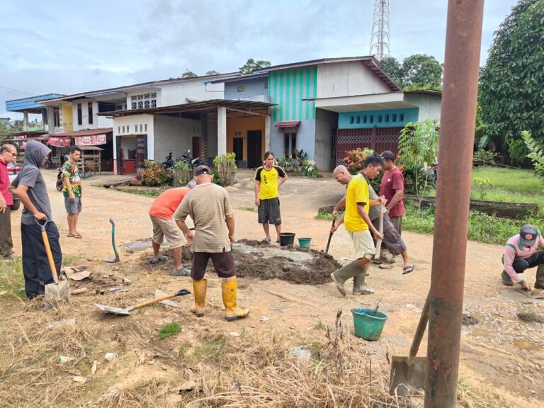 Jumat Bersih Desa Hilir Fokus Perbaiki Jalan Poros Busuliung