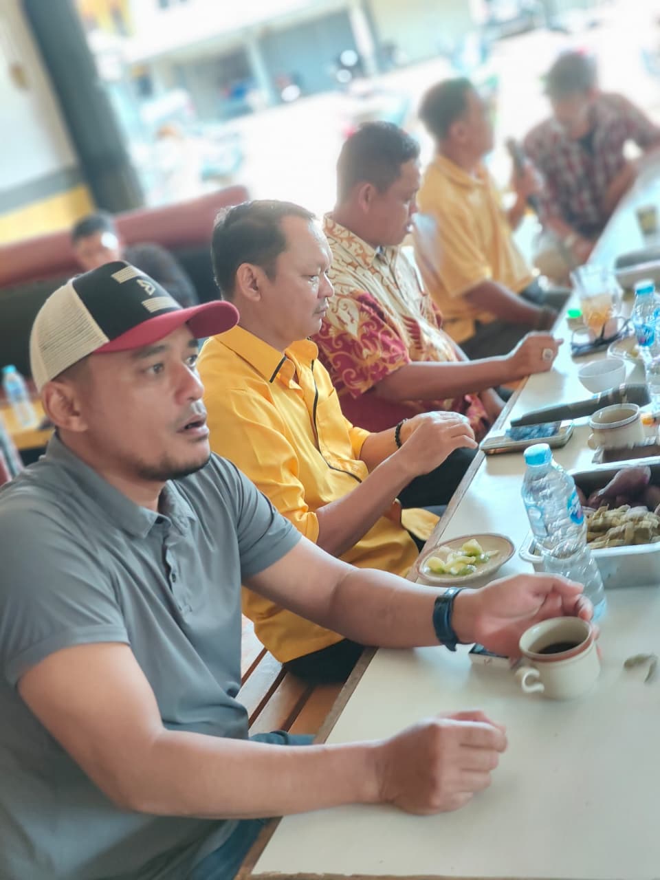 kepala desa Hilir bapak ashadi menyambut bapak ason dan marten ketika reses 1