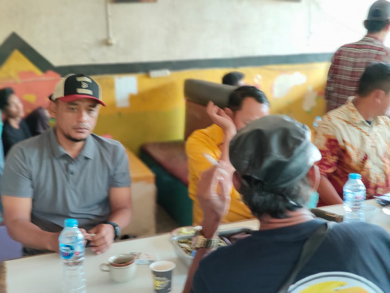 kepala desa Hilir bapak ashadi menyambut bapak ason dan marten ketika reses 2