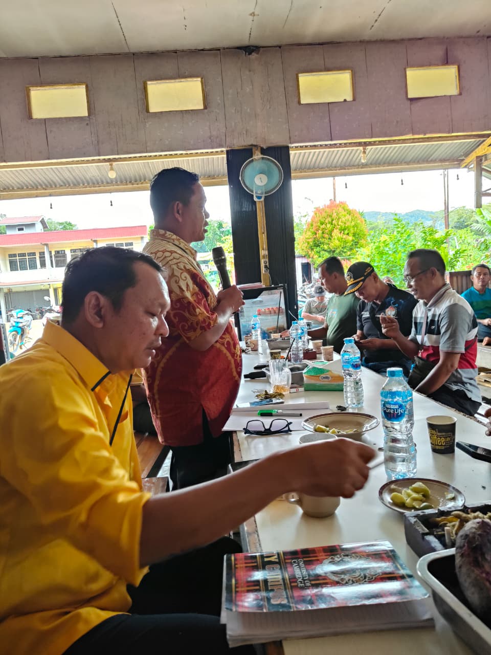 kepala desa Hilir bapak ashadi menyambut bapak ason dan marten ketika reses 5