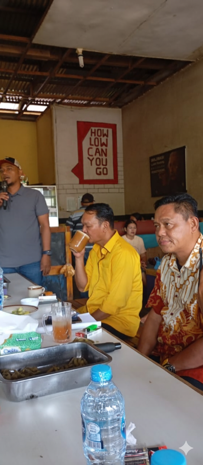 kepala desa Hilir bapak ashadi menyambut bapak ason dan marten ketika reses kopi