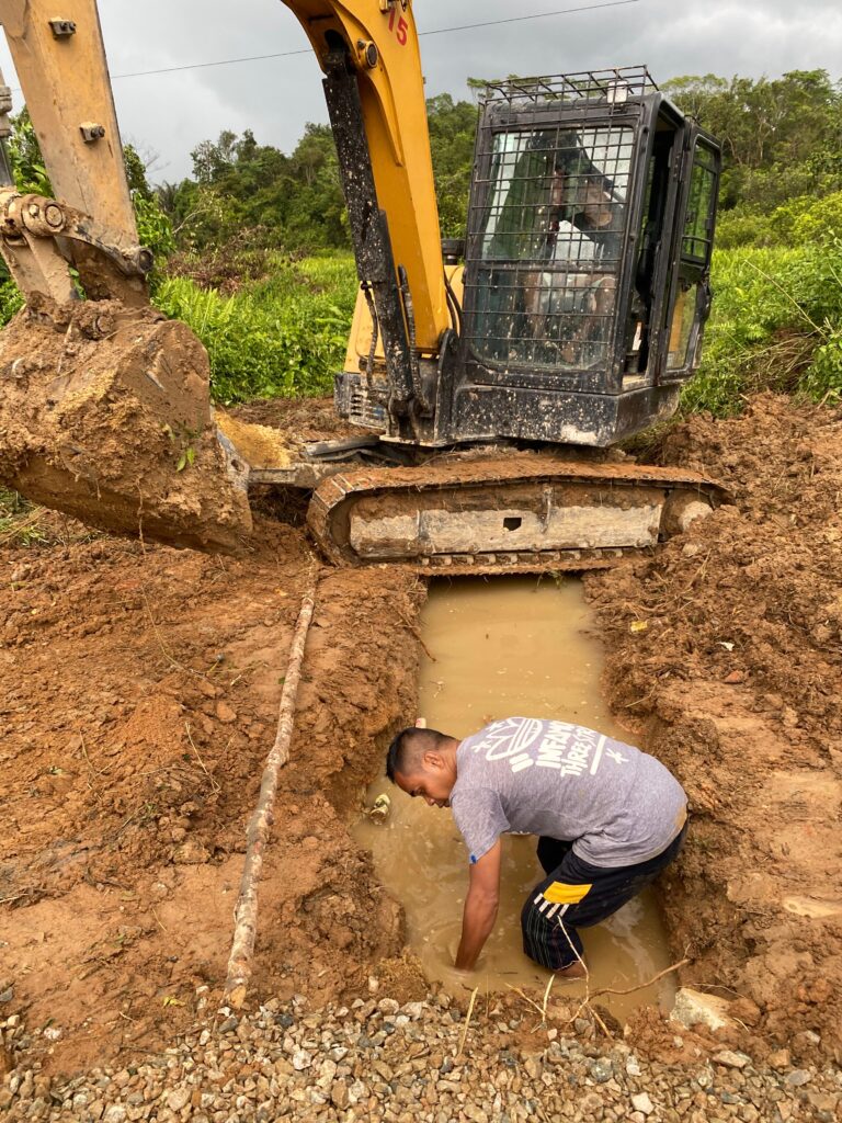Kerja Bakti Pemasangan Gorong-Gorong di depan SMK Negeri 1 Balai Berjalan Lancar