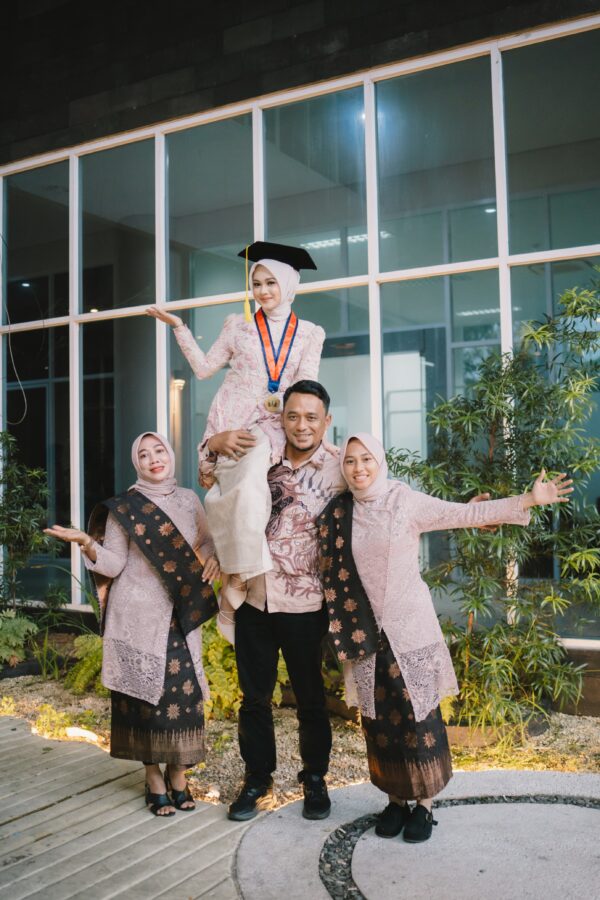 Selamat Wisuda Ananda Navikha Ramadhani, S.Pd putri pertam Kepala desa Hilir